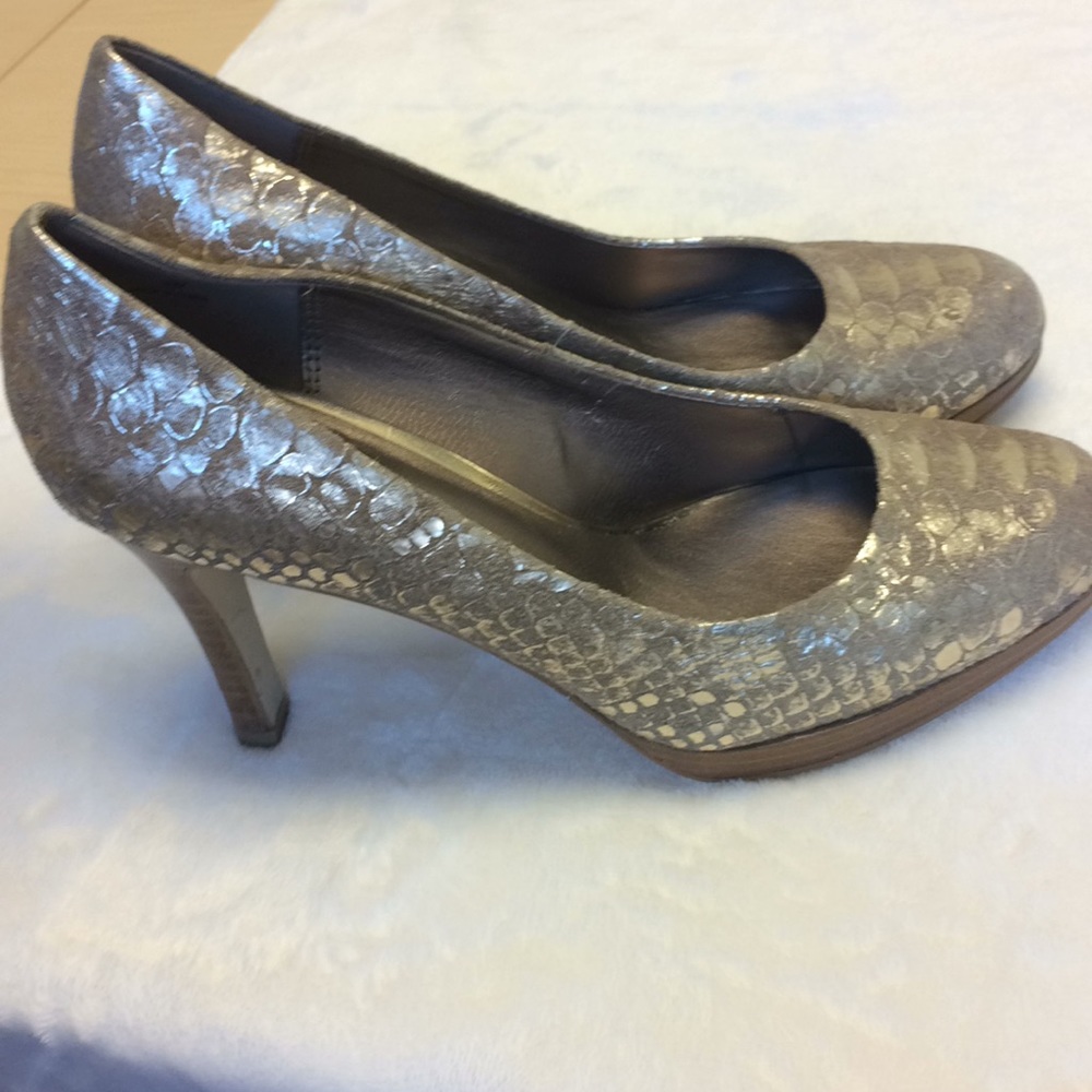 Moda spana Gold heels size 8M